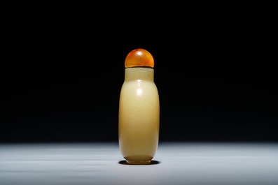 A Chinese yellow jade snuff bottle, 19/20th C.