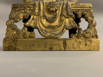 Een Sino-Tibetaanse verguld bronzen figuur van Amitayus, gedat. 1770, Qianlong