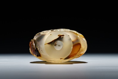 Une tabati&egrave;re en agate &agrave; d&eacute;cor de fleurs et oiseaux, Chine, 18/19&egrave;me