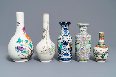 Cinq vases en porcelaine de Chine famille rose et verte, 19&egrave;me