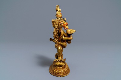 Een Sino-Tibetaanse beschilderde bronzen figuur van Yamantaka en gemalin, 19/20e eeuw