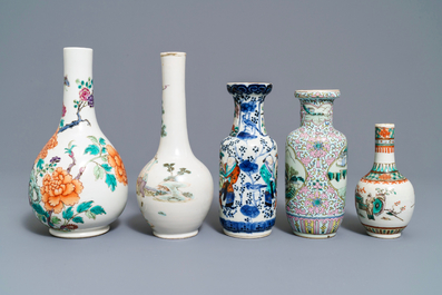 Cinq vases en porcelaine de Chine famille rose et verte, 19&egrave;me