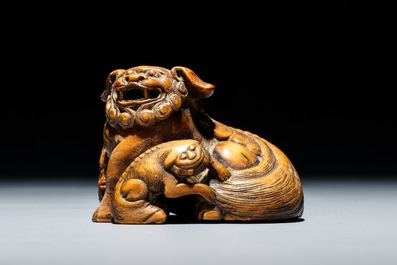 A Japanese carved wood netsuke of a shishi with cub, Edo, 18/19th C.