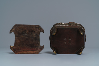 Twee Chinese bronzen wierookbranders, twee stempels en een doosje met inscriptie, 19/20e eeuw