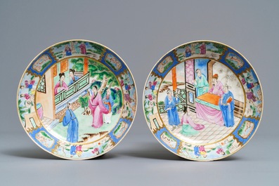 Une paire de tasses et soucoupes en porcelaine de Chine famille rose de Canton, dat&eacute;es 1831