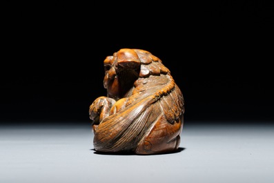 A Japanese carved wood netsuke of a shishi with cub, Edo, 18/19th C.