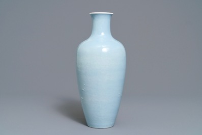 Un vase en porcelaine de Chine monochrome bleu de lavande &agrave; d&eacute;cor sous gla&ccedil;ure, marque de Yongzheng, 19&egrave;me