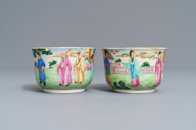 Une paire de tasses et soucoupes en porcelaine de Chine famille rose de Canton, dat&eacute;es 1831