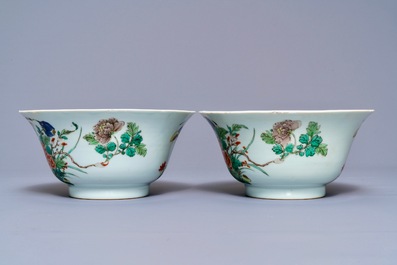 Une paire de bols en porcelaine de Chine famille verte, Kangxi