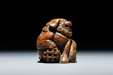 Een Japanse houten netsuke van een shishi met kleintje, Edo, 18/19e eeuw