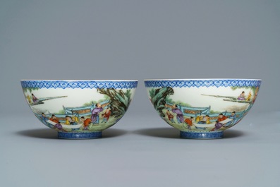 Une paire de bols en porcelaine de Chine coquillle d'oeuf, marque de Qianlong, 20&egrave;me