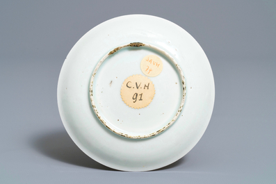 Une tasse et soucoupe en porcelaine de Chine famille rose coquille d'oeuf, Yongzheng