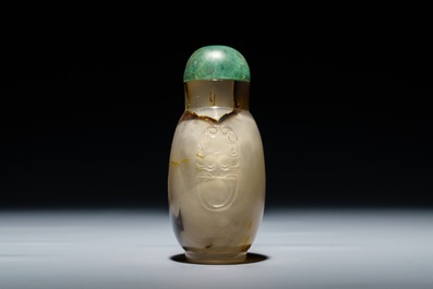 A Chinese agate snuff bottle, 18/19th C.