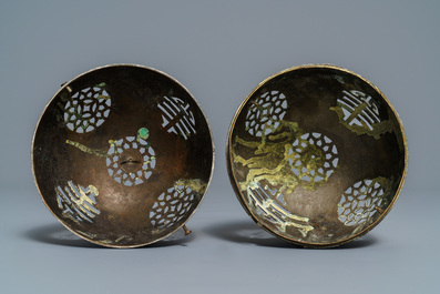 Twee Chinese bronzen wierookbranders, twee stempels en een doosje met inscriptie, 19/20e eeuw