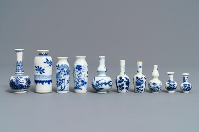 Tien fraaie Chinese blauwwitte miniatuur vaasjes, Kangxi