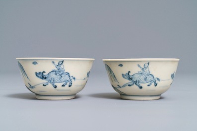 Une bo&icirc;te &agrave; th&eacute; et une paire de tasses et soucoupes en porcelaine de Chine bleu et blanc, &eacute;pave Ca Mau, Yongzheng