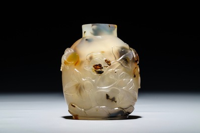 Une tabati&egrave;re en agate &agrave; d&eacute;cor de fleurs et oiseaux, Chine, 18/19&egrave;me