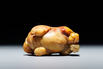 Un mod&egrave;le d'un animal mythique en jade sculpt&eacute;, Chine, 18/19&egrave;me