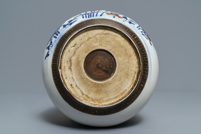 Un br&ucirc;le-parfum, un vase &agrave; suspendre et un vase de forme bouteille en porcelaine de Chine, 19/20&egrave;me