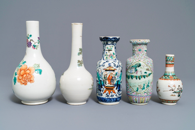 Cinq vases en porcelaine de Chine famille rose et verte, 19&egrave;me