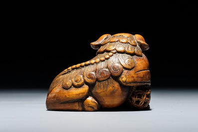 A Japanese carved wood netsuke of a shishi with cub, Edo, 18/19th C.