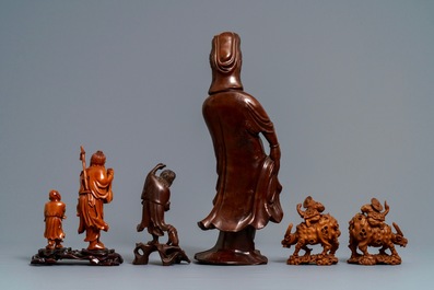 Zes Chinese houten figuren, 19/20e eeuw