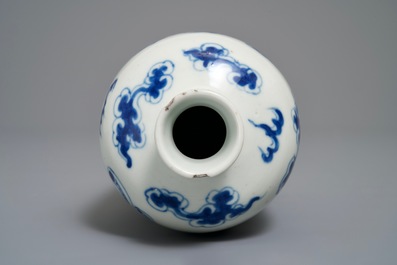 A Chinese blue and white 'Bleu de Hue' Vietnamese market meiping vase, 19th C.