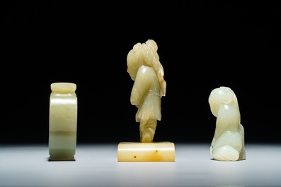 A Chinese jade snuff bottle and two figures of boys, 19/20th C.