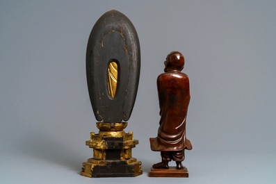 Une figure de Bouddha en bois dor&eacute; et un okimono figurant Daruma, Meiji, 19&egrave;me