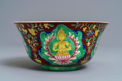 Un grand bol en porcelaine de Chine Bencharong pour le march&eacute; thai, 19&egrave;me