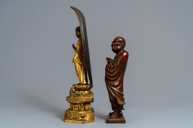 Une figure de Bouddha en bois dor&eacute; et un okimono figurant Daruma, Meiji, 19&egrave;me