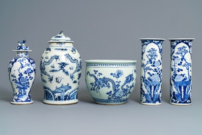 Quatre vases et une jardini&egrave;re en porcelaine de Chine bleu et blanc, 19&egrave;me