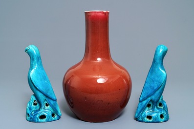 A Chinese sang de boeuf bottle vase and a pair of turquoise-glazed parrots, 19/20th C.