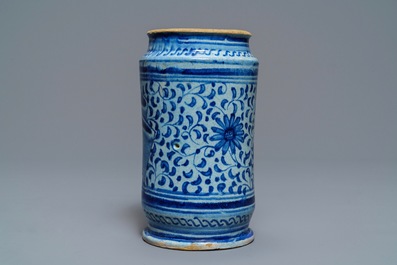 Een blauwwitte Antwerpse majolica albarello met decor 'alla porcelana', 2e helft 16e eeuw