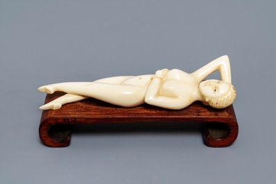 Een Chinees ivoren model van een doktersdame, 19e eeuw