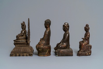 Vier bronzen figuren van Boeddha in diverse poses, China, Japan en Korea, 18/19e eeuw