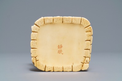 Een Japanse ivoren okimono met signatuur, Meiji, 19e eeuw