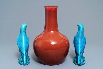 Un vase de forme bouteille en porcelaine de Chine sang de boeuf et deux perroquets en turquoise, 19/20&egrave;me