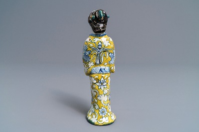 Une figure d'une dame chinoise en fa&iuml;ence de Delft polychrome, 2&egrave;me moiti&eacute; du 17&egrave;me