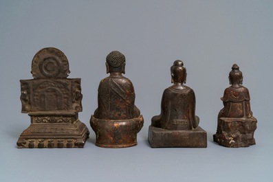 Vier bronzen figuren van Boeddha in diverse poses, China, Japan en Korea, 18/19e eeuw