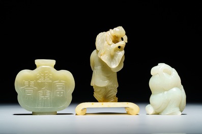 A Chinese jade snuff bottle and two figures of boys, 19/20th C.