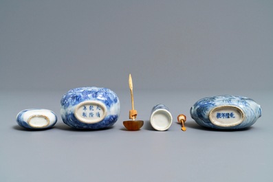 Four Chinese blue and white porcelain snuff bottles, 19/20th C.