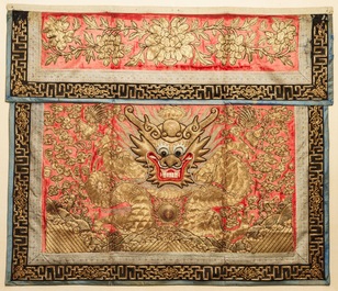 Een paar grote Chinese in reli&euml;f geborduurde zijden panelen met draken, 19e eeuw