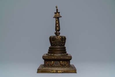 Een grote deels vergulde en ingelegde bronzen stoepa, Tibet, 18e eeuw
