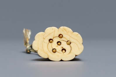 Een Japanse ivoren netsuke in de vorm van een lotusbloem, Edo, 18e eeuw