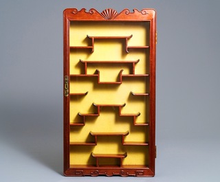 Twee Chinese houten wandvitrines voor snuifflesjes en miniaturen, 20e eeuw