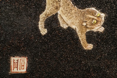 Quatre plaques en porcelaine de Chine famille rose rehauss&eacute; de grain de pierre, Qianlong
