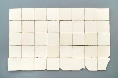 Un lot de ca. 80 carreaux en fa&iuml;ence de Delft blanc monochrome, 18&egrave;me