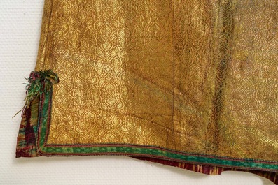 Een Ottomaanse goudbrokaat en ikat zijden chapan mantel, Dagestan of Oezbekistan, 19e eeuw
