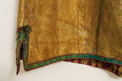 Een Ottomaanse goudbrokaat en ikat zijden chapan mantel, Dagestan of Oezbekistan, 19e eeuw